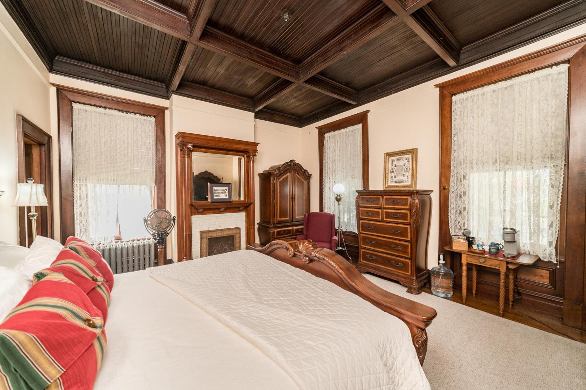 One Of These Nights - King Sized Bed - Sleeps 2 Hotel Lynchburg Kültér fotó